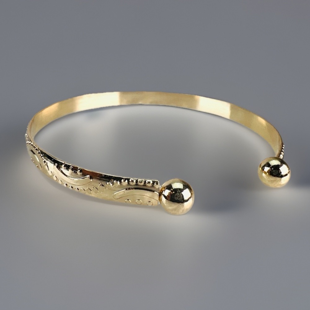Beautiful Goldtone stackable cuff Bangle Bracelet - Picture 4 of 15